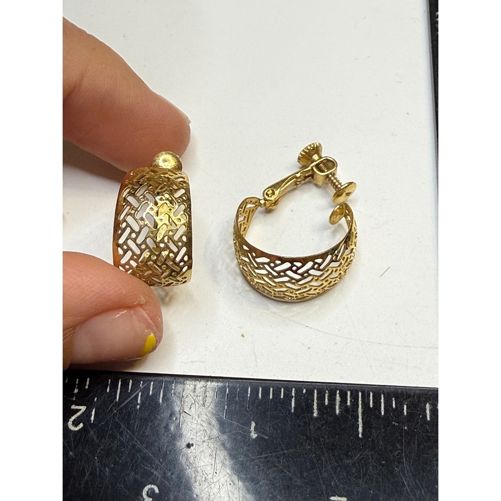 Napier Gold Tone Basket Weave Openwork Screw Back Hoop Earrings Vintage